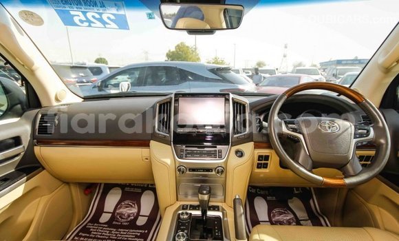 Hividy Toyota Land Cruiser fotsy Car in Import - Dubai in Diana Hividy Toyota Land Cruiser fotsy Car in Import - Dubai in Diana