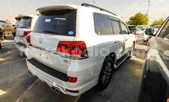 Hividy Toyota Land Cruiser fotsy Car in Import - Dubai in Diana Hividy Toyota Land Cruiser fotsy Car in Import - Dubai in Diana