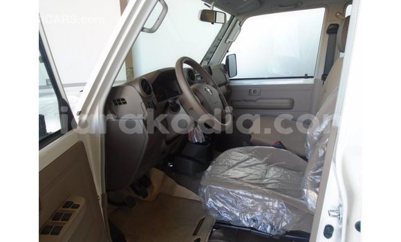 Acheter Import Voiture Toyota Land Cruiser Blanc à Import - Dubai, Diana Acheter Import Voiture Toyota Land Cruiser Blanc à Import - Dubai, Diana