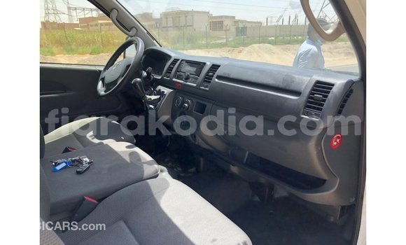 Hividy Toyota Hiace fotsy Car in Import - Dubai in Diana Hividy Toyota Hiace fotsy Car in Import - Dubai in Diana