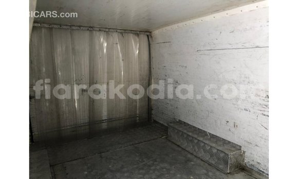 Hividy Toyota Hiace fotsy Car in Import - Dubai in Diana Hividy Toyota Hiace fotsy Car in Import - Dubai in Diana