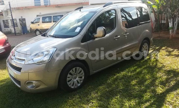 Acheter Occasion Voiture Citroen Berlingo Beige à Antananarivo, Analamanga Acheter Occasion Voiture Citroen Berlingo Beige à Antananarivo, Analamanga