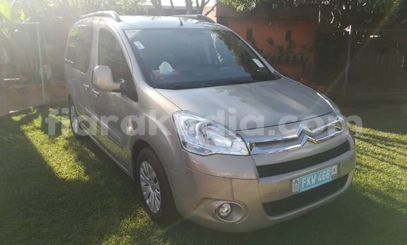 Acheter Occasion Voiture Citroen Berlingo Beige à Antananarivo, Analamanga Acheter Occasion Voiture Citroen Berlingo Beige à Antananarivo, Analamanga
