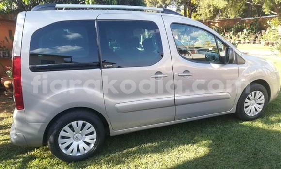 Acheter Occasion Voiture Citroen Berlingo Beige à Antananarivo, Analamanga Acheter Occasion Voiture Citroen Berlingo Beige à Antananarivo, Analamanga