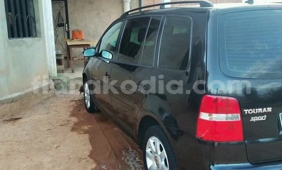 Acheter Occasion Voiture Volkswagen Touran Noir à Antananarivo, Analamanga Acheter Occasion Voiture Volkswagen Touran Noir à Antananarivo, Analamanga
