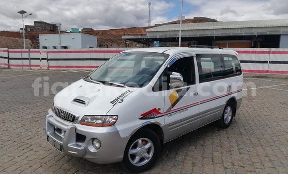Acheter Occasion Voiture Hyundai Starex Blanc à Antananarivo, Analamanga Acheter Occasion Voiture Hyundai Starex Blanc à Antananarivo, Analamanga