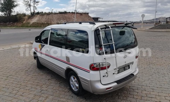 Buy Used Hyundai Starex White Car in Antananarivo in Analamanga Buy Used Hyundai Starex White Car in Antananarivo in Analamanga