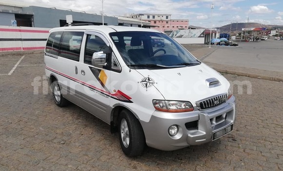 Buy Used Hyundai Starex White Car in Antananarivo in Analamanga Buy Used Hyundai Starex White Car in Antananarivo in Analamanga