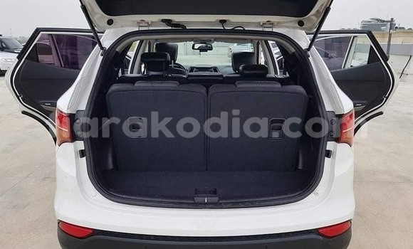 Buy Used Hyundai Santa Fe White Car in Antananarivo in Analamanga Buy Used Hyundai Santa Fe White Car in Antananarivo in Analamanga