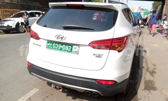 Buy Used Hyundai Santa Fe White Car in Antananarivo in Analamanga Buy Used Hyundai Santa Fe White Car in Antananarivo in Analamanga