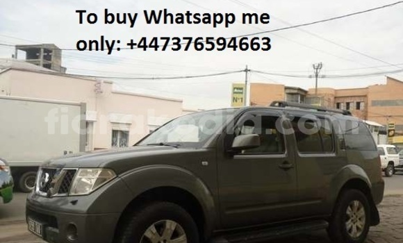 Hividy Nissan Pathfinder Silver Car in Antananarivo in Analamanga