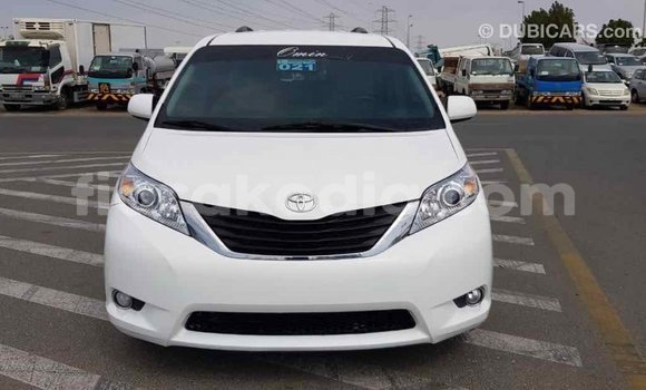 Acheter Import Voiture Toyota Sienna Blanc à Import - Dubai, Diana Acheter Import Voiture Toyota Sienna Blanc à Import - Dubai, Diana