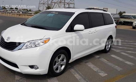 Acheter Import Voiture Toyota Sienna Blanc à Import - Dubai, Diana Acheter Import Voiture Toyota Sienna Blanc à Import - Dubai, Diana