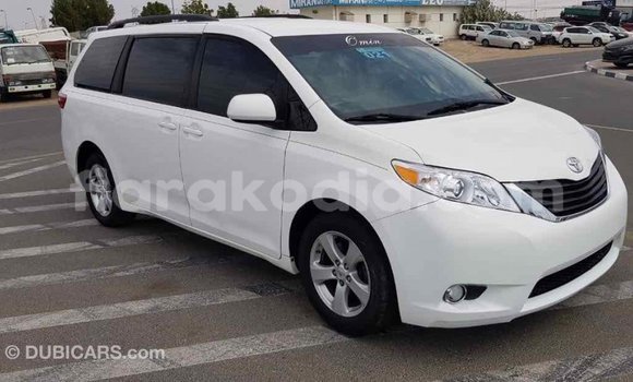 Acheter Import Voiture Toyota Sienna Blanc à Import - Dubai, Diana Acheter Import Voiture Toyota Sienna Blanc à Import - Dubai, Diana