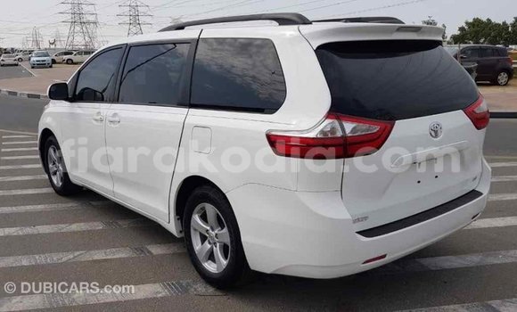Acheter Import Voiture Toyota Sienna Blanc à Import - Dubai, Diana Acheter Import Voiture Toyota Sienna Blanc à Import - Dubai, Diana