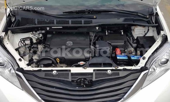 Acheter Import Voiture Toyota Sienna Blanc à Import - Dubai, Diana Acheter Import Voiture Toyota Sienna Blanc à Import - Dubai, Diana