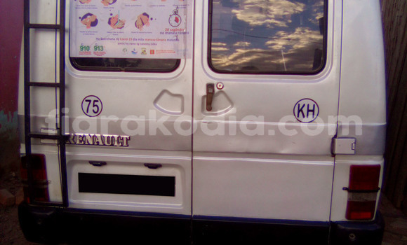 Acheter Occasion Voiture Renault Trafic Blanc à Antananarivo, Analamanga Acheter Occasion Voiture Renault Trafic Blanc à Antananarivo, Analamanga