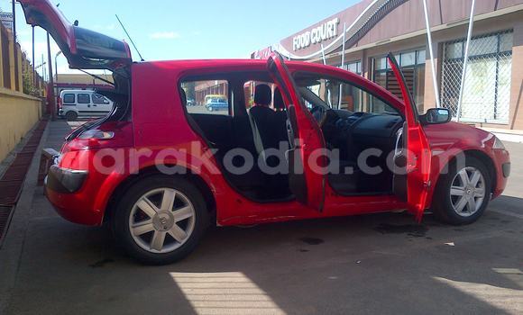 Hividy Renault 10 Red Car in Antananarivo in Analamanga