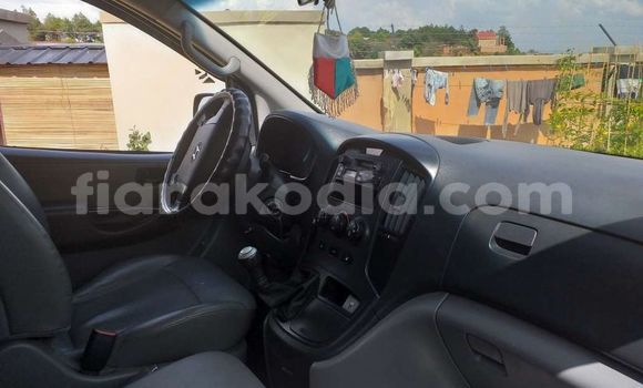 Acheter Occasion Voiture Hyundai Grand Starex Bleu à Antananarivo, Analamanga Acheter Occasion Voiture Hyundai Grand Starex Bleu à Antananarivo, Analamanga