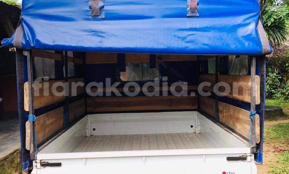 Hividy Suzuki Carry fotsy Truck in Antananarivo in Analamanga Hividy Suzuki Carry fotsy Truck in Antananarivo in Analamanga