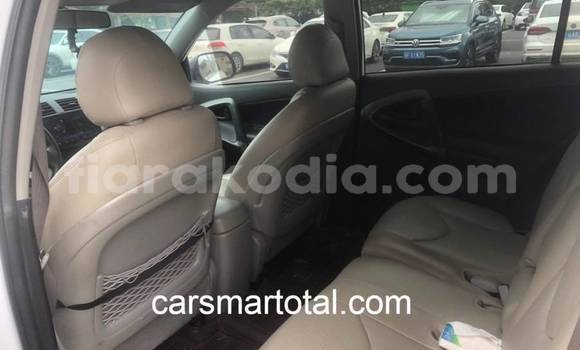 Acheter Occasion Voiture Toyota RAV4 Blanc à Ambatondrazaka, Alaotra-Mangoro Acheter Occasion Voiture Toyota RAV4 Blanc à Ambatondrazaka, Alaotra-Mangoro