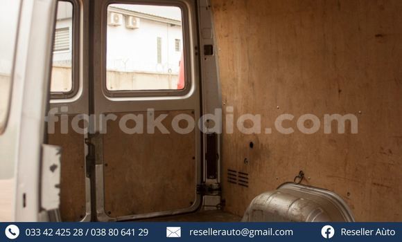 Acheter Occasion Utilitaire Mercedes‒Benz Sprinter Gris à Antananarivo, Analamanga Acheter Occasion Utilitaire Mercedes‒Benz Sprinter Gris à Antananarivo, Analamanga