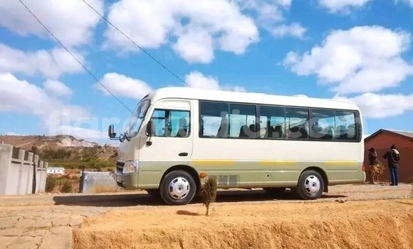Hividy Hyundai Chorus beige Truck in Antananarivo in Analamanga Hividy Hyundai Chorus beige Truck in Antananarivo in Analamanga