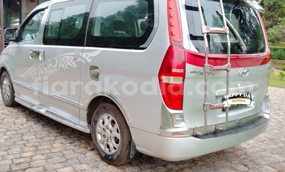Acheter Occasion Voiture Hyundai Grand Starex Gris à Antananarivo, Analamanga Acheter Occasion Voiture Hyundai Grand Starex Gris à Antananarivo, Analamanga
