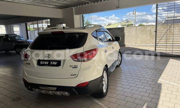Acheter Occasion Voiture Hyundai ix35 Blanc à Antananarivo, Analamanga Acheter Occasion Voiture Hyundai ix35 Blanc à Antananarivo, Analamanga