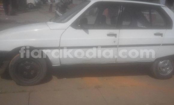 Acheter Occasion Voiture Citroen 2CV Blanc à Antananarivo, Analamanga Acheter Occasion Voiture Citroen 2CV Blanc à Antananarivo, Analamanga