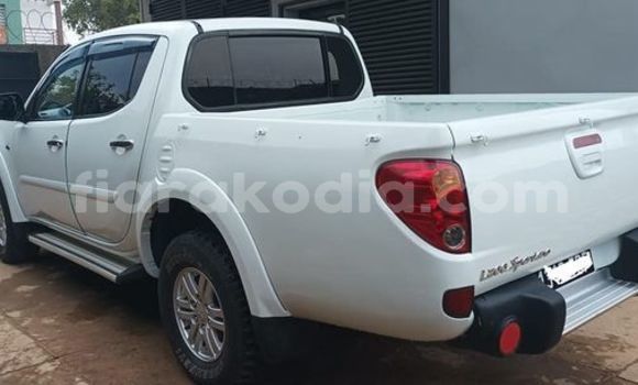 Acheter Occasion Voiture Mitsubishi L200 Blanc à Antananarivo, Analamanga Acheter Occasion Voiture Mitsubishi L200 Blanc à Antananarivo, Analamanga