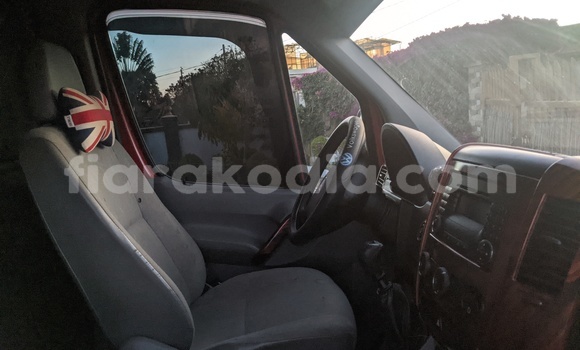 Acheter Import Voiture Volkswagen California Rouge à Antsirabe, Vakinankaratra Acheter Import Voiture Volkswagen California Rouge à Antsirabe, Vakinankaratra