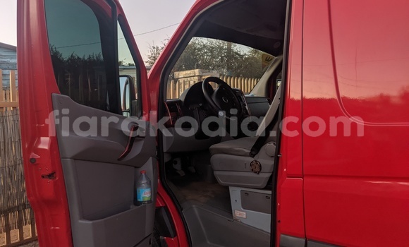 Acheter Import Voiture Volkswagen California Rouge à Antsirabe, Vakinankaratra Acheter Import Voiture Volkswagen California Rouge à Antsirabe, Vakinankaratra