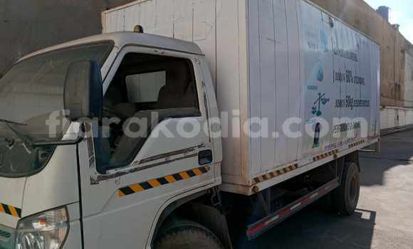 Hividy Ford E 150 Cargo Van fotsy Truck in Antananarivo in Analamanga Hividy Ford E 150 Cargo Van fotsy Truck in Antananarivo in Analamanga