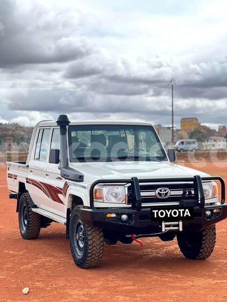 Big with watermark toyota land cruiser analamanga antananarivo 7447