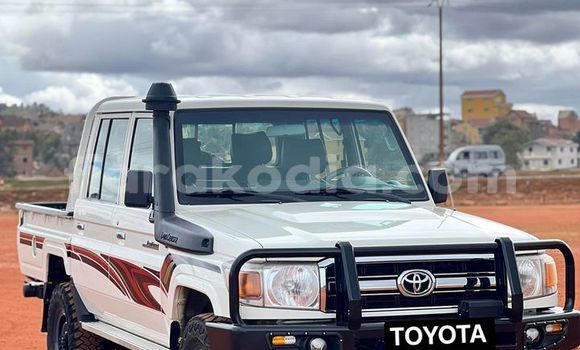 Acheter Occasion Voiture Toyota Land Cruiser Blanc à Antananarivo, Analamanga Acheter Occasion Voiture Toyota Land Cruiser Blanc à Antananarivo, Analamanga