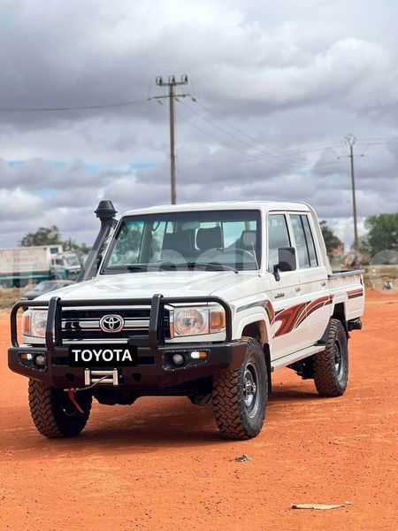 Big with watermark toyota land cruiser analamanga antananarivo 7447