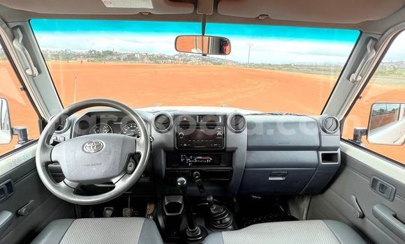 Acheter Occasion Voiture Toyota Land Cruiser Blanc à Antananarivo, Analamanga Acheter Occasion Voiture Toyota Land Cruiser Blanc à Antananarivo, Analamanga