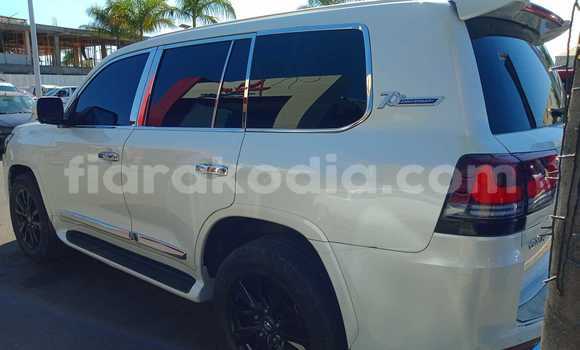 Acheter Occasion Voiture Toyota Land Cruiser Blanc à Taolanaro, Toliary Acheter Occasion Voiture Toyota Land Cruiser Blanc à Taolanaro, Toliary