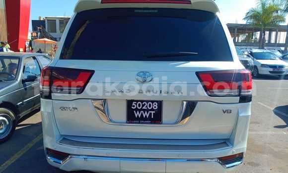 Acheter Occasion Voiture Toyota Land Cruiser Blanc à Taolanaro, Toliary Acheter Occasion Voiture Toyota Land Cruiser Blanc à Taolanaro, Toliary