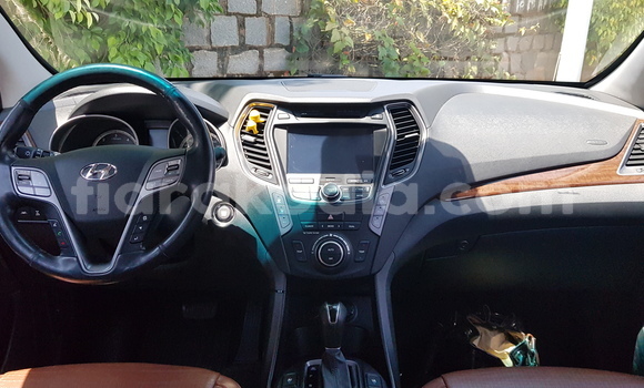 Buy Import Hyundai Santa Fe White Car in Antananarivo in Analamanga Buy Import Hyundai Santa Fe White Car in Antananarivo in Analamanga