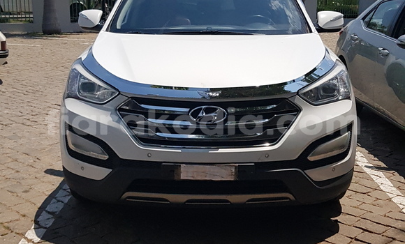 Buy Import Hyundai Santa Fe White Car in Antananarivo in Analamanga Buy Import Hyundai Santa Fe White Car in Antananarivo in Analamanga