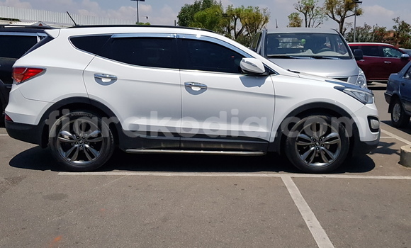 Buy Import Hyundai Santa Fe White Car in Antananarivo in Analamanga Buy Import Hyundai Santa Fe White Car in Antananarivo in Analamanga