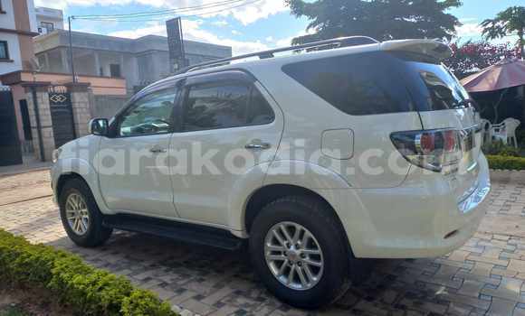 Buy Used Toyota Fortuner White Car in Antananarivo in Analamanga Buy Used Toyota Fortuner White Car in Antananarivo in Analamanga