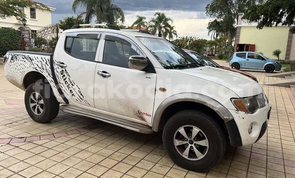 Acheter Occasion Voiture Mitsubishi L200 Blanc à Antananarivo, Analamanga Acheter Occasion Voiture Mitsubishi L200 Blanc à Antananarivo, Analamanga