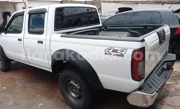 Hividy Nissan NP 300 fotsy Car in Ambanja in Diana Hividy Nissan NP 300 fotsy Car in Ambanja in Diana