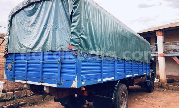 Hividy Mercedes‒Benz 1922 Blue Truck in Antananarivo in Analamanga Hividy Mercedes‒Benz 1922 Blue Truck in Antananarivo in Analamanga