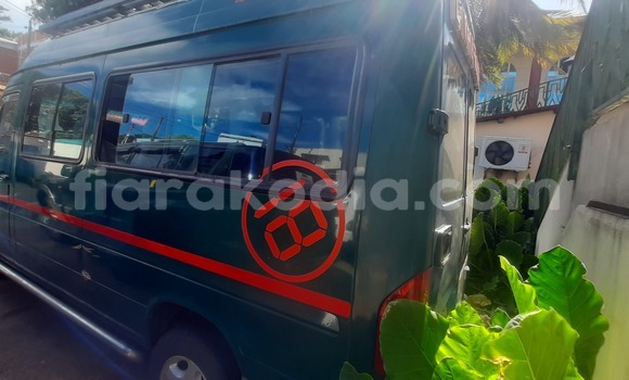 Hividy Mercedes‒Benz S–Class Green Car in Antsiranana in Diana Hividy Mercedes‒Benz S–Class Green Car in Antsiranana in Diana