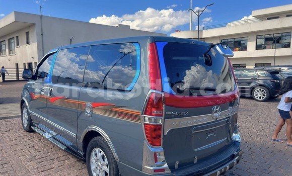 Buy Import Hyundai Grand Starex Blue Car in Antananarivo in Analamanga Buy Import Hyundai Grand Starex Blue Car in Antananarivo in Analamanga