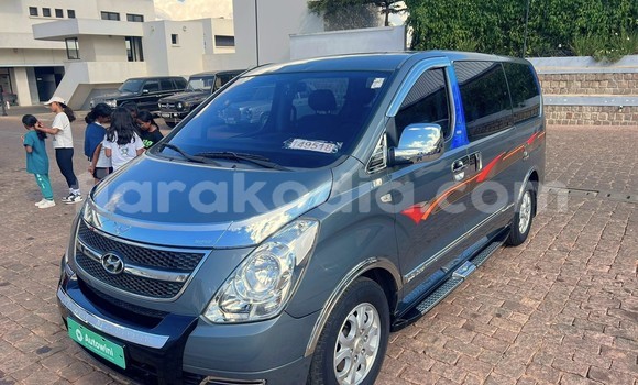 Buy Import Hyundai Grand Starex Blue Car in Antananarivo in Analamanga Buy Import Hyundai Grand Starex Blue Car in Antananarivo in Analamanga